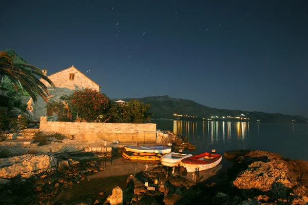 晚上拍摄的在克罗地亚地中海海边的房子 — 图库照片