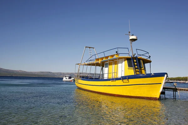:Barco de mergulho amarelo no porto na ilha Brac, na Croácia — Fotografia de Stock