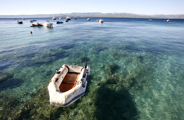 Nafukovací člun na Středozemním moři v Chorvatsku — Stock fotografie