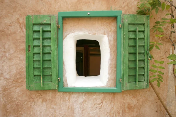 Віконні вікна на старому будинку в маленькому селі на середземномор'ї, хорвати — стокове фото