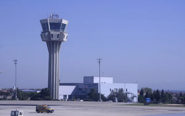 Torre de controle no aeroporto aeródromo — Fotografia de Stock