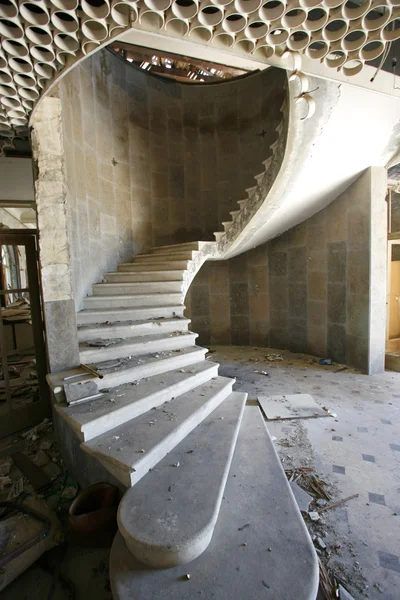 Escadaria em espiral em um hotel abandonado após a guerra na Croácia — Fotografia de Stock