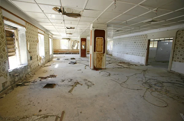 Sala w opuszczonym hotelu po wojnie w Chorwacji — Zdjęcie stockowe