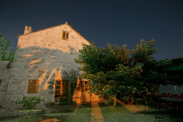 Plano nocturno de casa con sombra de palmera fundida de pared — Foto de Stock