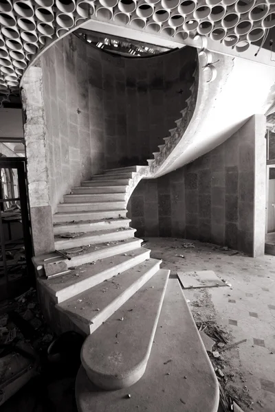 Hırvatistan Savaşı'ndan sonra terk edilmiş bir otel olarak döner merdiven — Stok fotoğraf