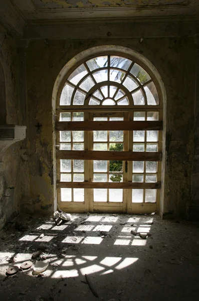 크로아티아에서 전쟁 후 버려진된 호텔에서 문 창 입구 — 스톡 사진