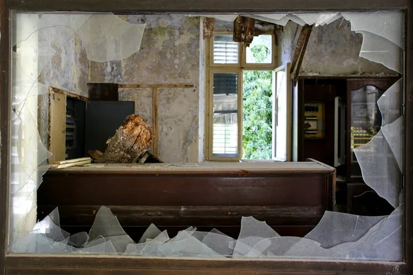 Rozbité okno v opuštěném hotelu po válce v Chorvatsku — Stock fotografie