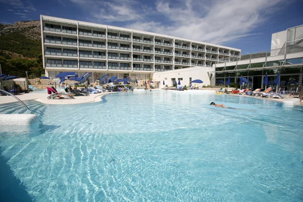 Hotel de luxo e piscina na ilha de Brac, na Croácia — Fotografia de Stock