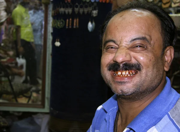 Vendedor mostrando sus dientes manchados, Delhi, India —  Fotos de Stock