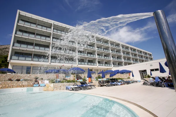 Water spray en luxe resorthotel — Stockfoto