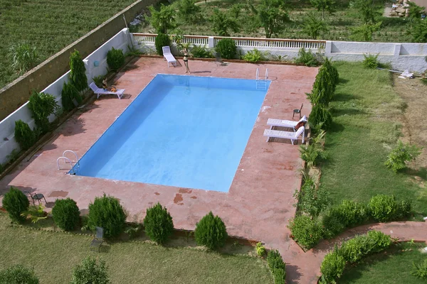 Zwembad binnen resort, pushkar, india — Stockfoto