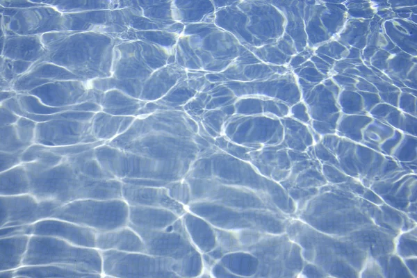 阳光反射在湛蓝的游泳池 — 图库照片