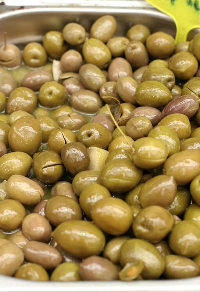 Оливки в масле на выставке на рынке — стоковое фото