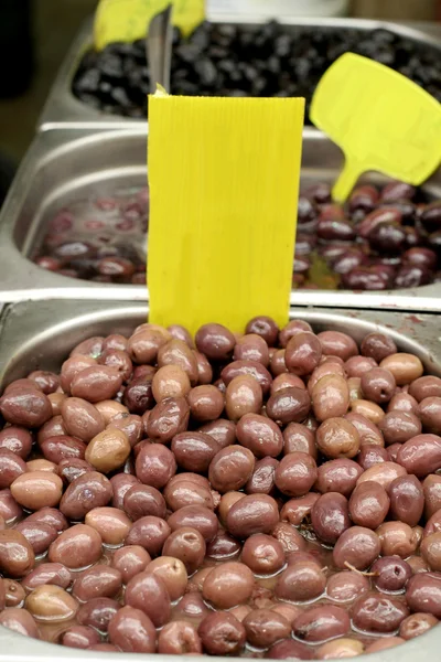 Оливки в масле на выставке на рынке — стоковое фото