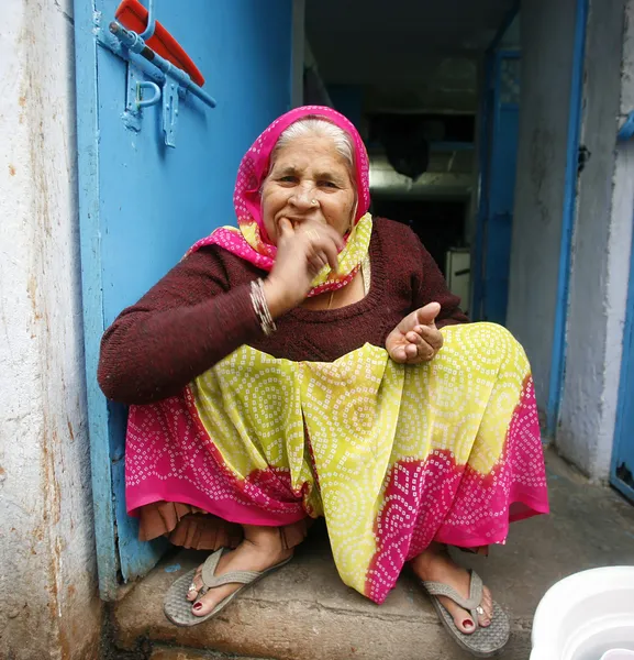 Gammel dame som pusser tennene, delhi, india – stockfoto