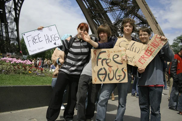 Crianças dando abraços grátis na torre eiffel em Paris, França — Fotografia de Stock