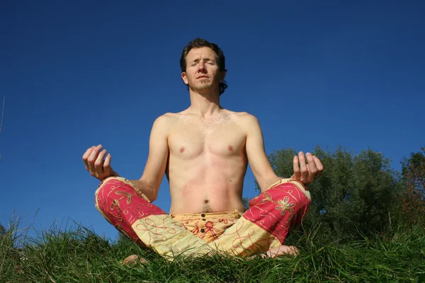 Mann meditiert im Park — Stockfoto