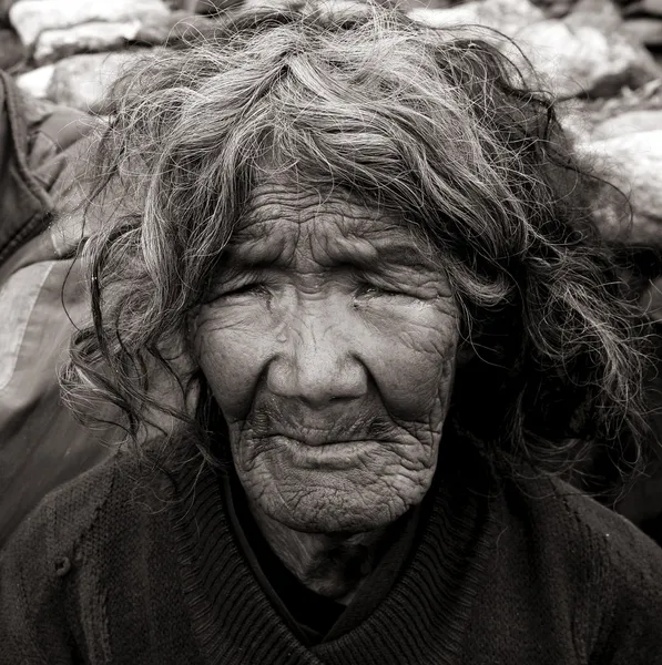 Reading the lines of this 80 year old Gurung woman, — Stock Photo, Image