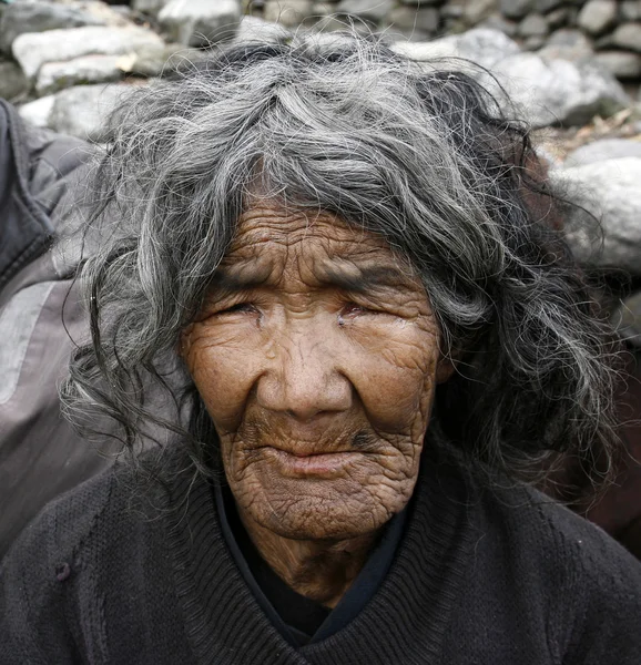 Old gurung lady, annapurna, nepal — Stock Photo, Image
