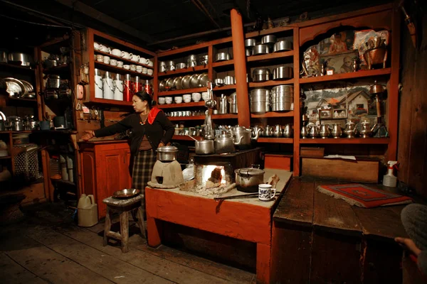 Nepalezen in keuken — Stockfoto