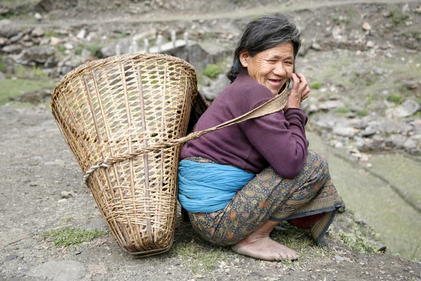 Eski backet sırtında taşıyan bir kadın — Stok fotoğraf