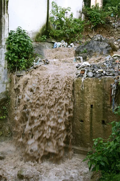 Água de esgoto que flui para o dreno — Fotografia de Stock