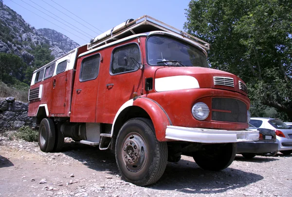 Rotes Feuerwehrauto zum Wohnmobil umgebaut — Stockfoto