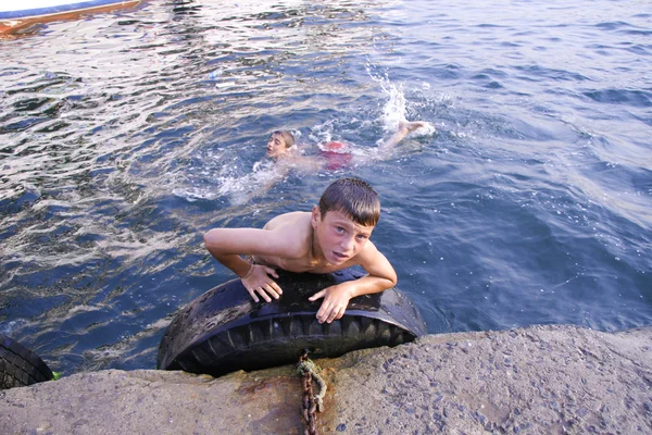 Плавательный мальчик — стоковое фото