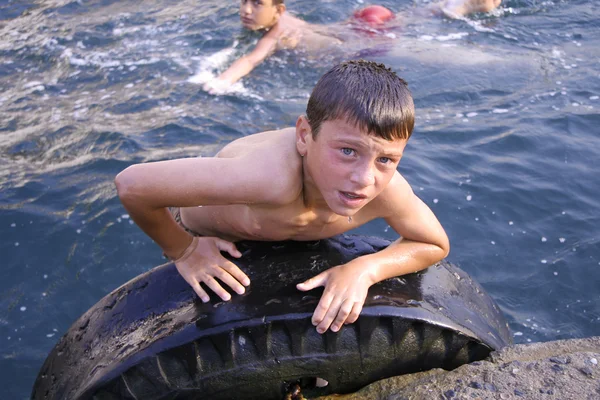 Ung pojke simning — Stockfoto