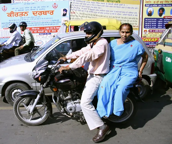 Pár na motorce v provozu, Dillí, Indie — Stock fotografie