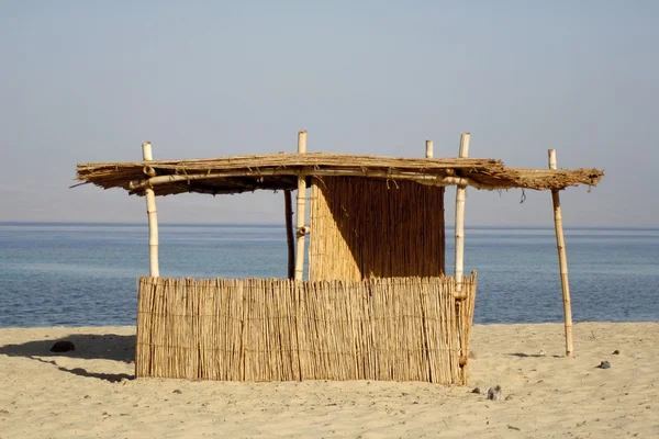 Trzcina chaty na plaży — Zdjęcie stockowe