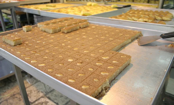 Primer plano de pastel árabe en exhibición en el mercado — Foto de Stock