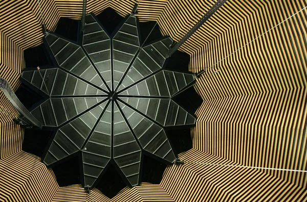 Абстрактний дизайн стелі у формі квітки — стокове фото