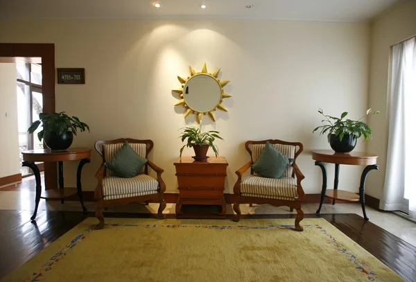 Chairs in entrance hall to hotel — Stock Photo, Image