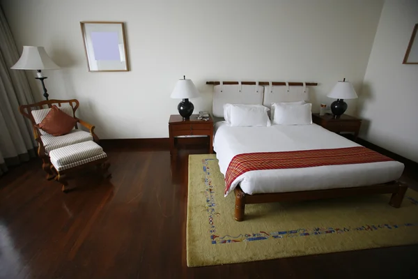 Кровать в роскошном отеле — стоковое фото