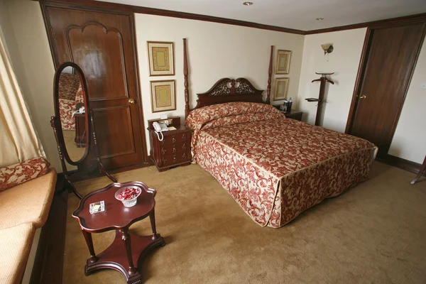 Роскошная спальня в 5-звездочном отеле — стоковое фото