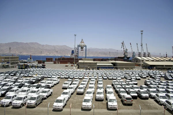 Coches nuevos alineados en el puerto de Eilat, Israel — Foto de Stock