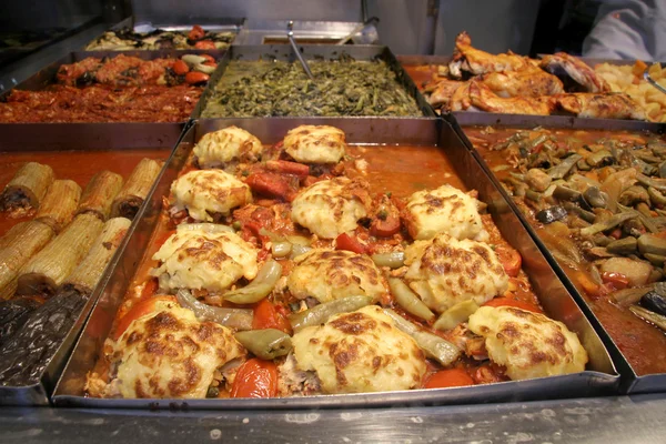 Queso en la parte superior, comida turkisg llevar articulación — Foto de Stock