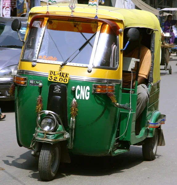 Auto-Rikscha fahren auf der Straße, Delhi, Indien — Stockfoto