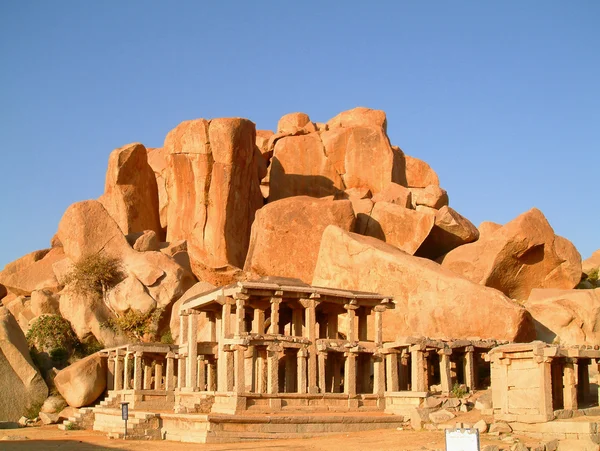 거 대 한 바위 바위, hampi, 인도의 infront 인도 성전 파 멸 — 스톡 사진