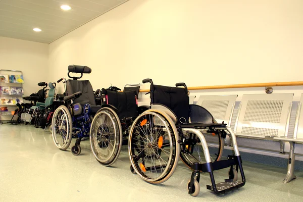Cadeiras de rodas estacionadas em um corredor hospitalar — Fotografia de Stock