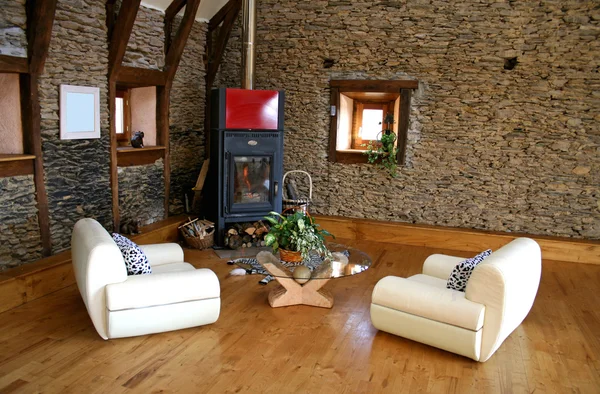 Acogedor salón moderno con chimenea — Foto de Stock