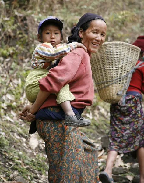 Gurung paní účetní syna na její záda, annapurna, Nepál — Stock fotografie