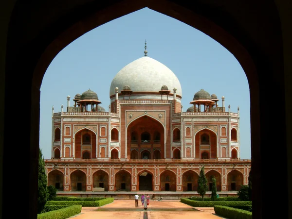 Front view of the humayun tomb framed by the fort wall entrance — Stock Photo, Image