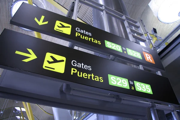 Portón letrero en aeropuerto, madrid, españa — Foto de Stock