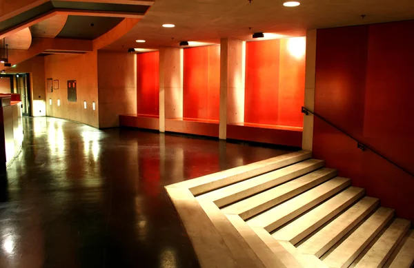 Красный интерьер с лестницей — стоковое фото
