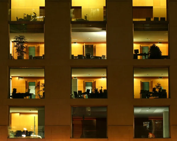 Büros nachts, berlin, deutschland — Stockfoto