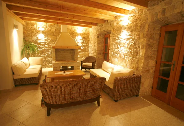 Luxe stenen villa interieur's nacht verlicht — Stockfoto