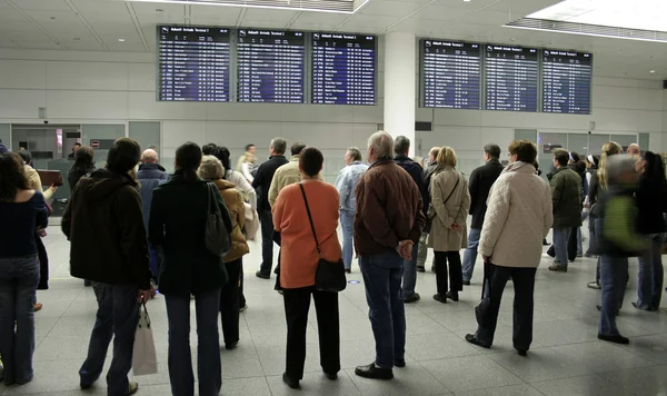 Crowd waiting at arrival gate for passengers to exit — Stock Photo, Image