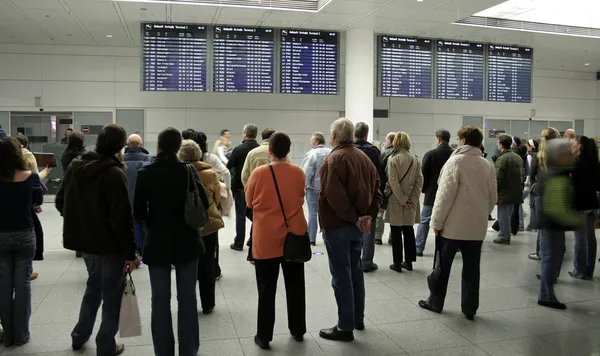 Foule attendant à la porte d'arrivée pour que les passagers sortent — Photo